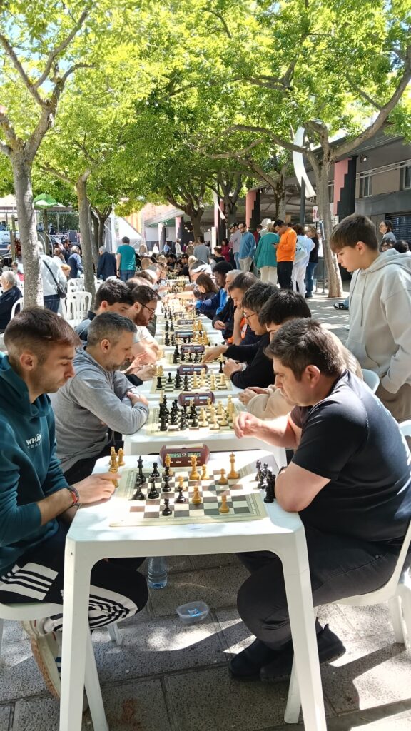 Jugadors del Club Escacs Balàfia de Lleida competeixen en tornejos d’escacs a Tàrrega, sumant experiència, punts i aprenentatge.